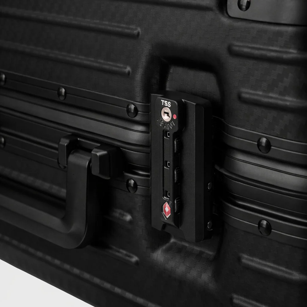 Oasis 28" Large Suitcase - 77 × 53 × 33cm in Black - Image 5